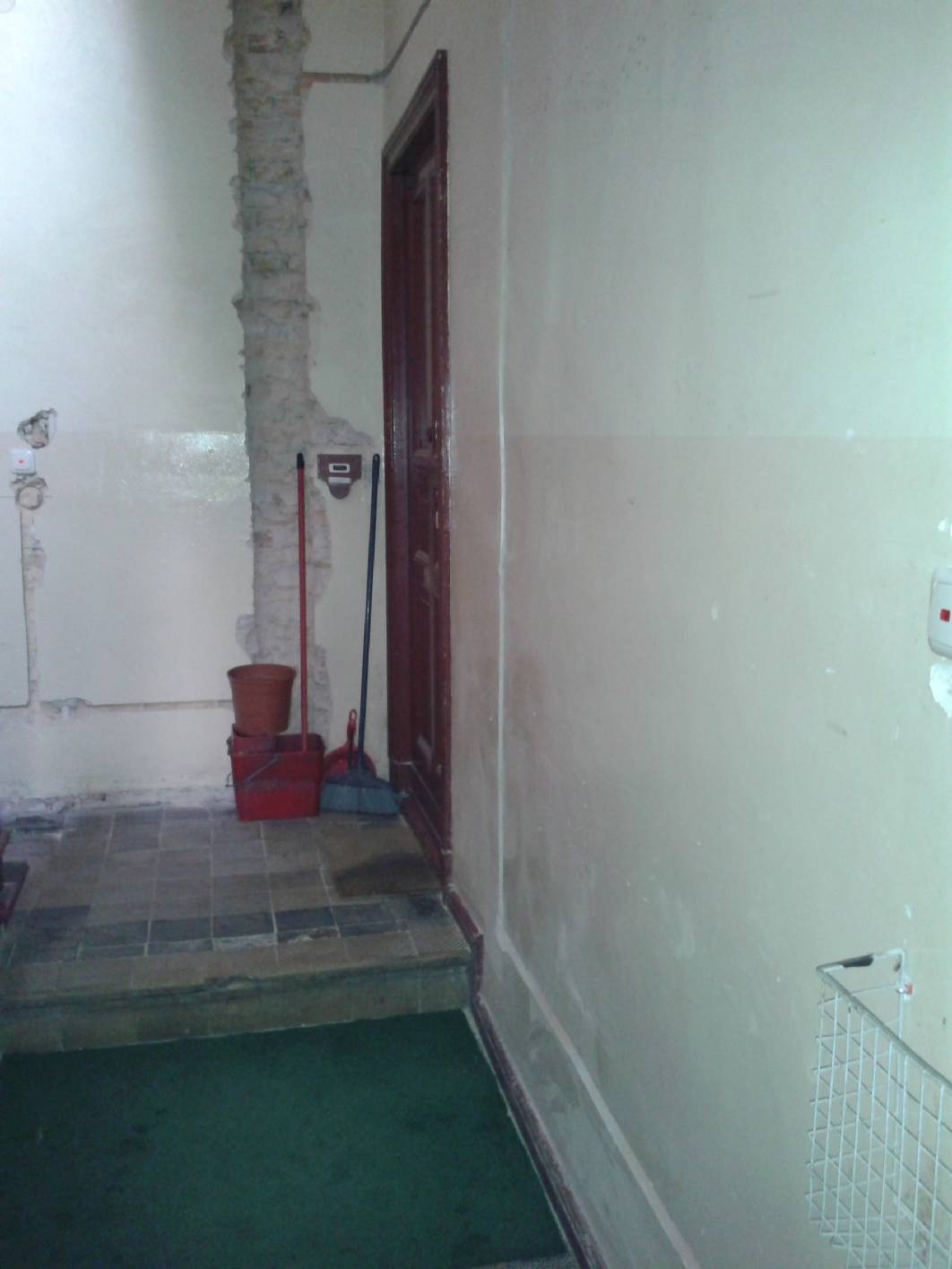 Wandflächen vor den Malerarbeiten / Treppenhaus in Berlin, incl. das schließen der Kabelschlitze.